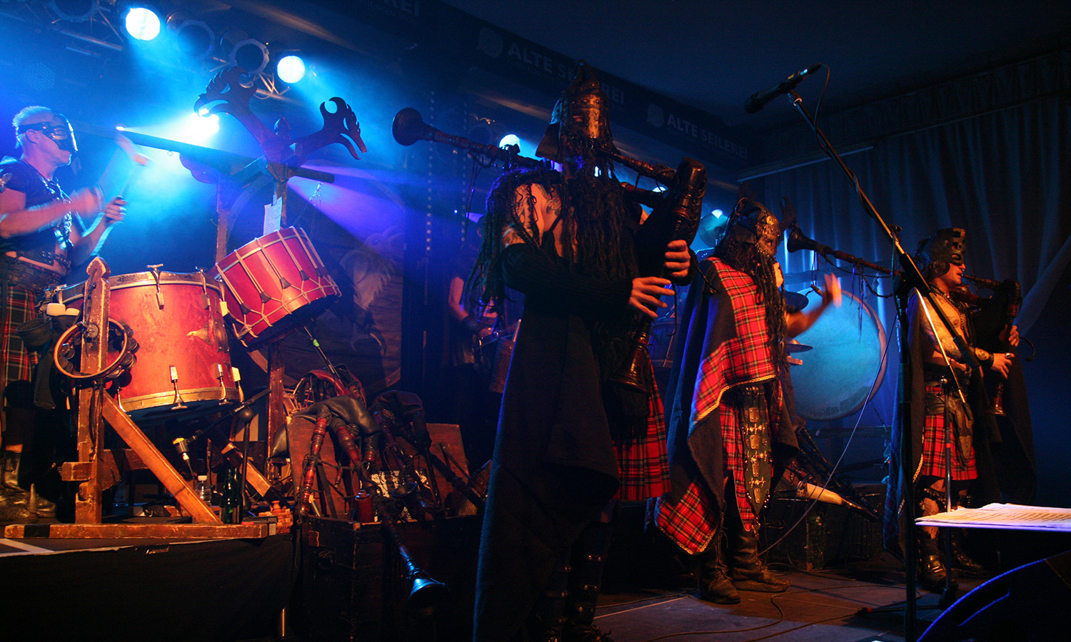 Corvus Corax in Mannheim am 6. März 2014 live mit Dudelsäcken und Trommeln in der Alten Seilerei