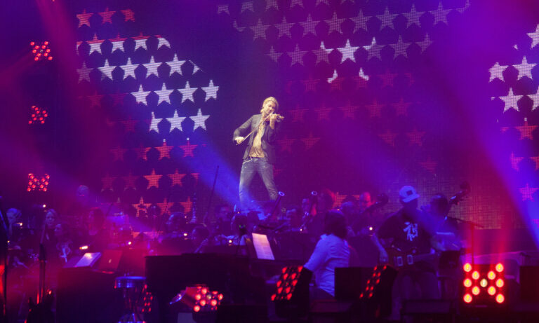 David Garrett am 6. Oktober 2014 mit seiner Violine bei der Classic Revolution Tour in Mannheim