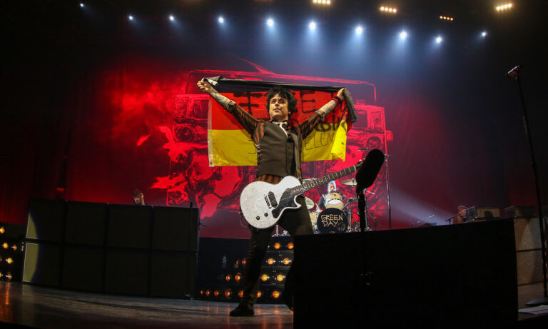 Billie Joe Armstrong mit Green Day bei der Revolution Radio Tour am 18. Januar 2017 in Mannheim