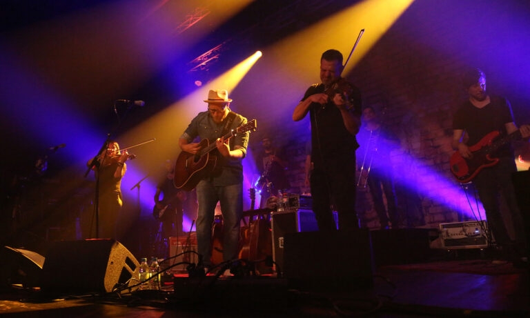 Gregor Meyle am 13. Mai 2016 mit Gitarre bei seiner „Das Beste kommt noch“-Tour im Capitol Mannheim