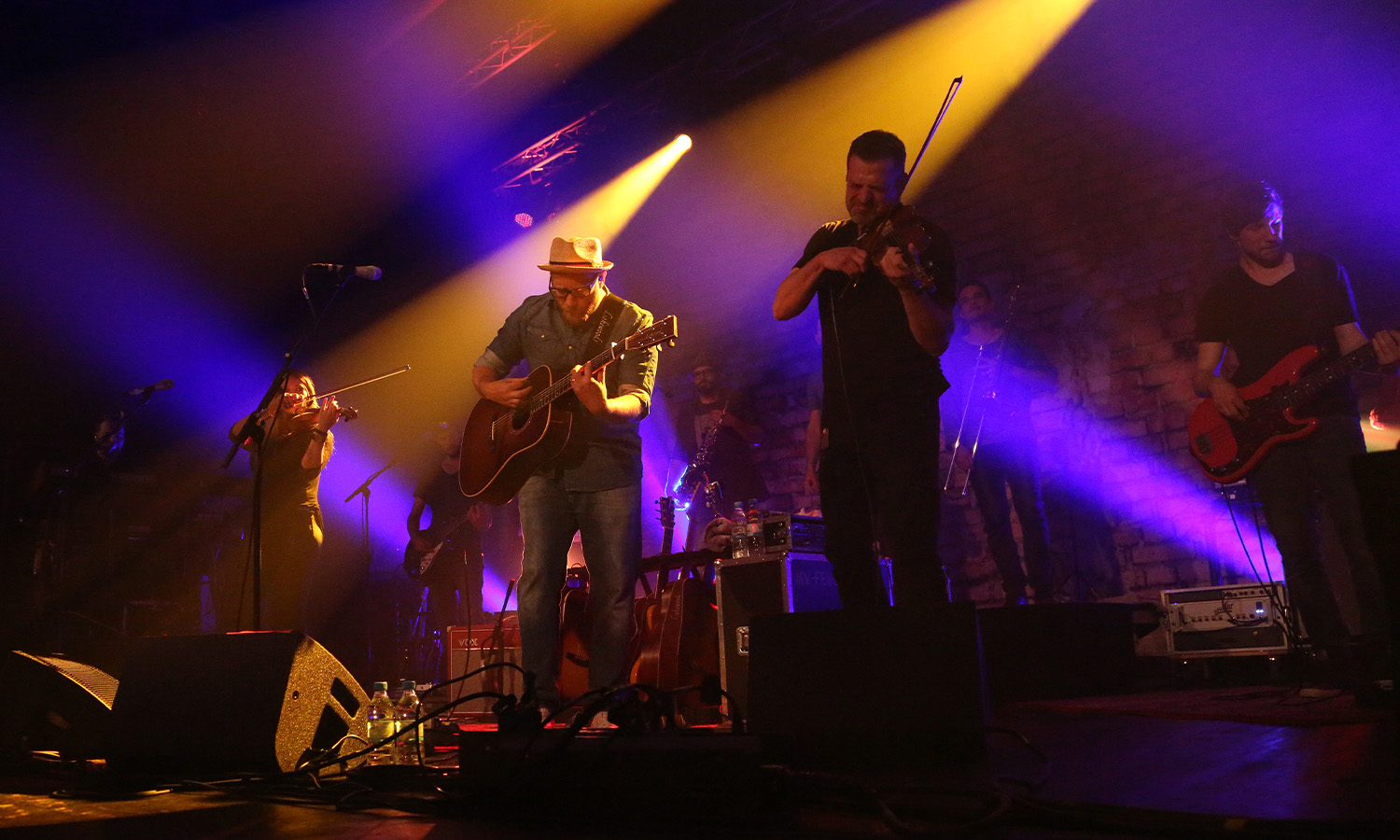 Gregor Meyle am 13. Mai 2016 mit Gitarre bei seiner „Das Beste kommt noch“-Tour im Capitol Mannheim