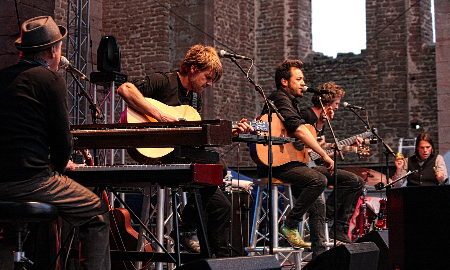Laith Al-Deen am 22. August 2014 live in der ausverkauften Klosterruine Limburg in Bad Dürkheim