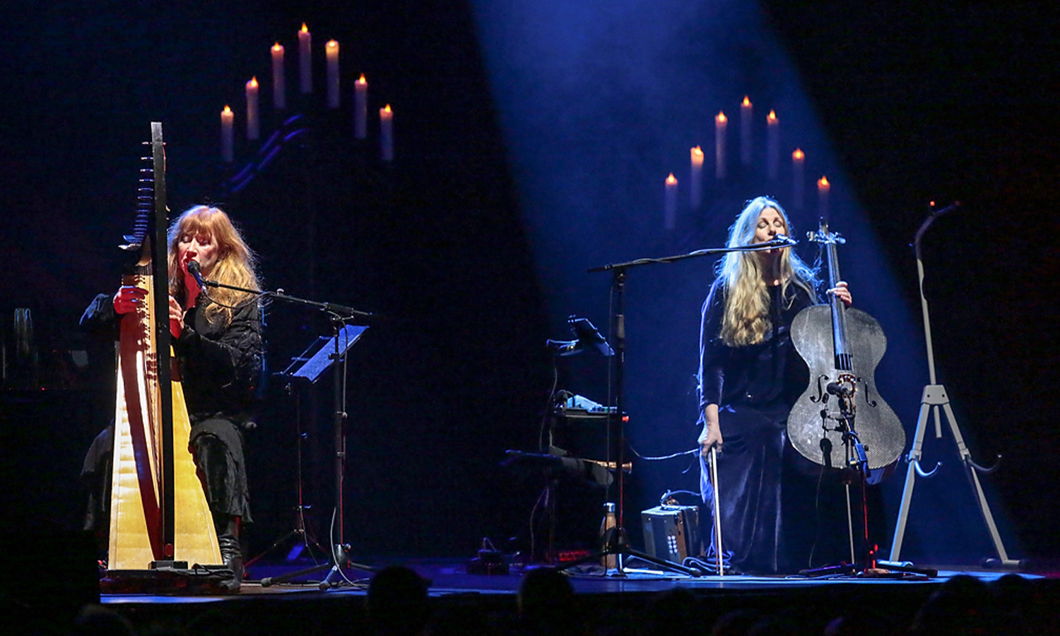 Loreena McKennitt in Mannheim am 19. März 2017 mit Harfe auf der Bühne des Rosengartens