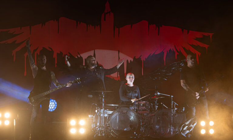 MONO INC. verwandeln am 22. August 2026 gemeinsam mit Hell Boulevard das Amphitheater Hanau in eine düstere Klangwelt aus Gothic Rock, treibenden Hymnen und emotionalen Momenten.