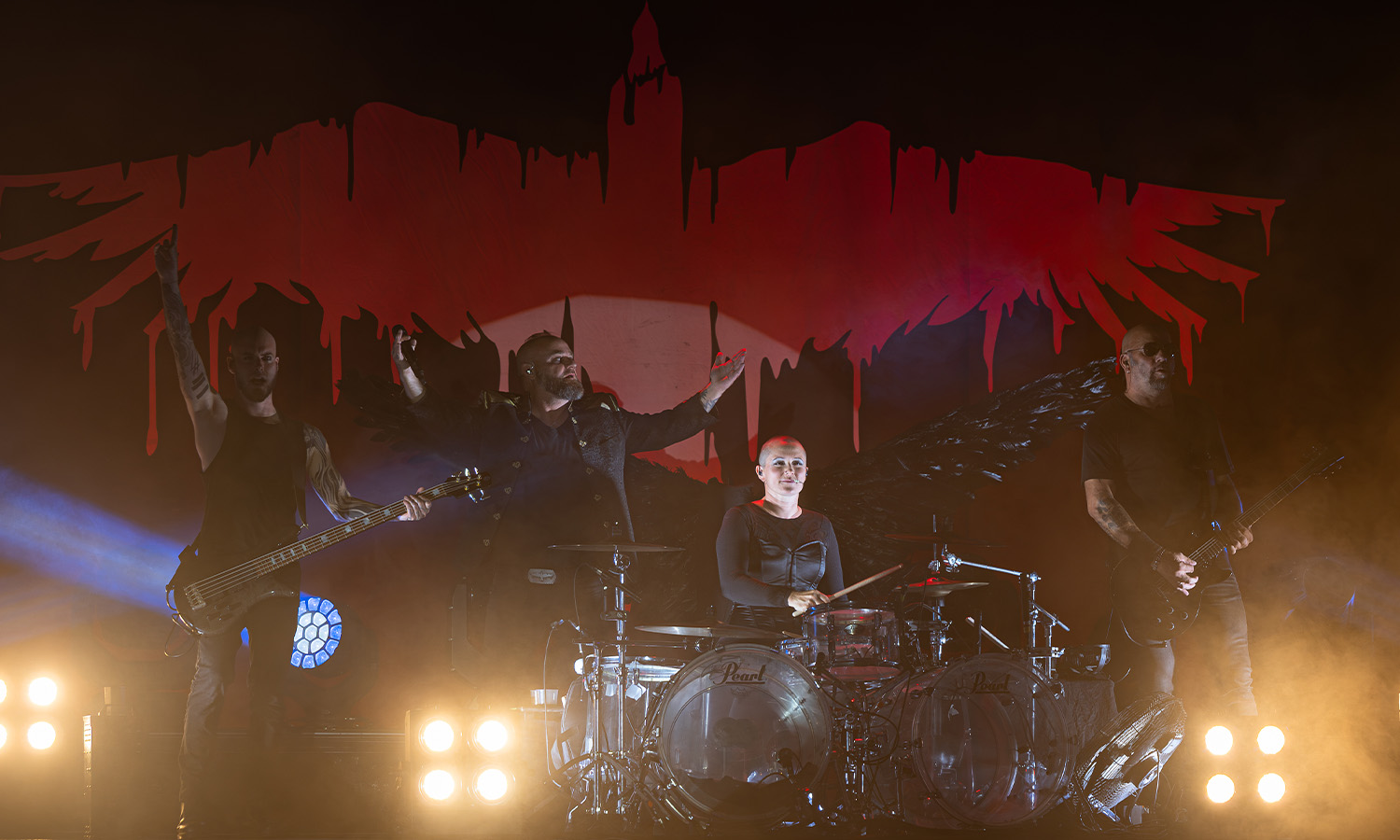 MONO INC. verwandeln am 22. August 2026 gemeinsam mit Hell Boulevard das Amphitheater Hanau in eine düstere Klangwelt aus Gothic Rock, treibenden Hymnen und emotionalen Momenten.