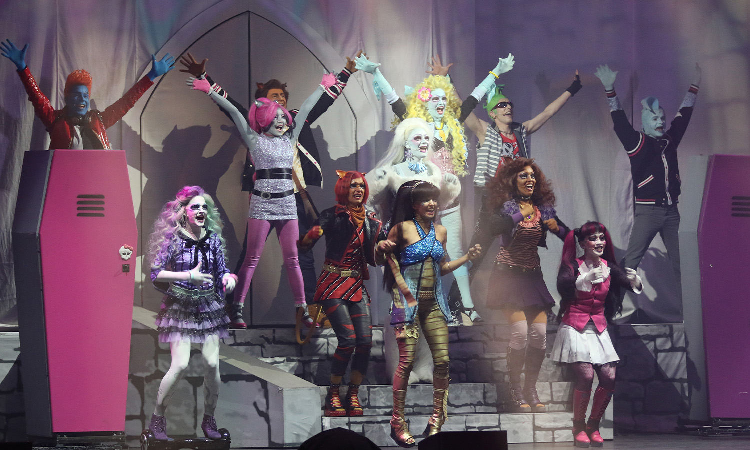 Darsteller von Monster High Live am 6. Mai 2016 bei der Musicalshow im Rosengarten Mannheim