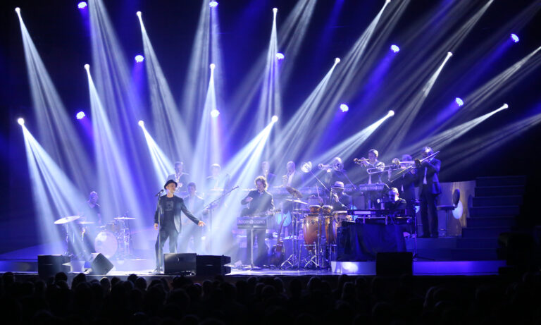 Roger Cicero am 15. Oktober 2014 mit seiner Big Band live im Rosengarten Mannheim