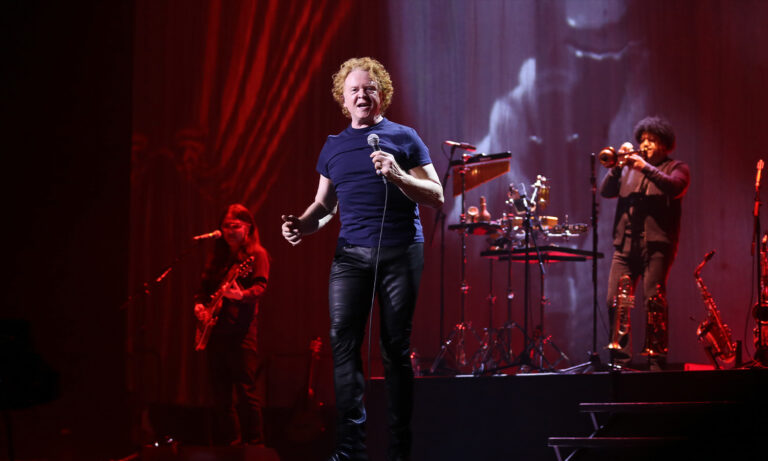 Mick Hucknall von Simply Red am 10. November 2015 live während der Big Love Tour in der SAP Arena Mannheim