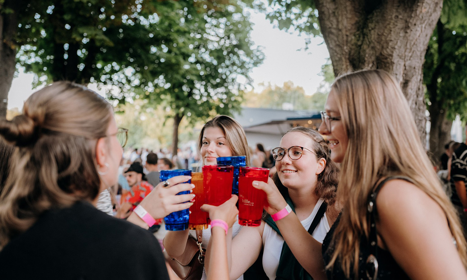 Zahlreiche Besucher beim Strandbadfest 2026 in Frankenthal mit Musik, Sommerprogramm und ausgelassener Stimmung