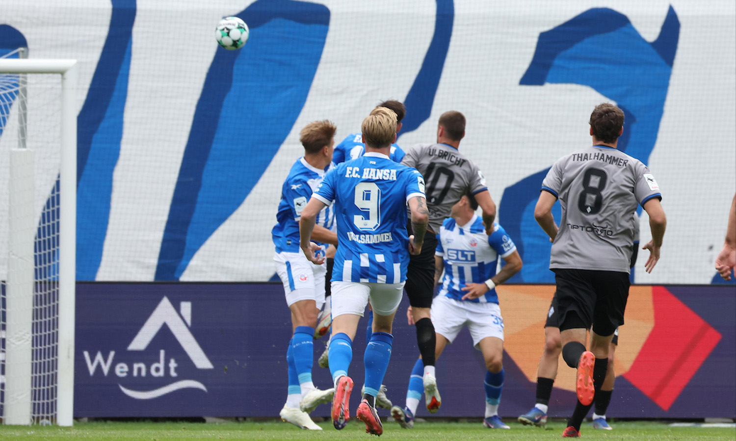 Spielszene zwischen Hansa Rostock und dem SV Waldhof Mannheim am 16. August 2026 im Ostseestadion