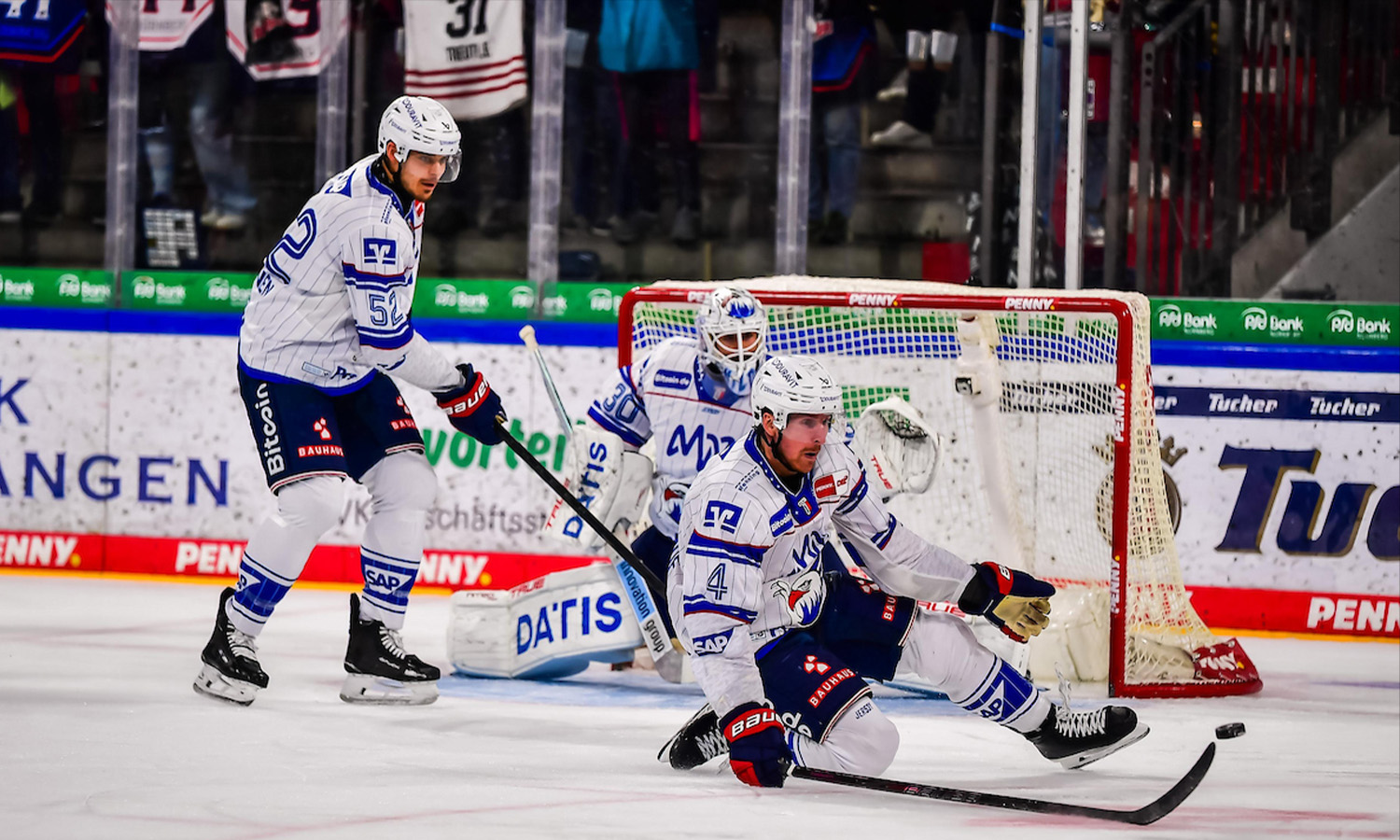 Spielszene zwischen den Nürnberg Ice Tigers und den Adler Mannheim am 22. September 2026 in Nürnberg