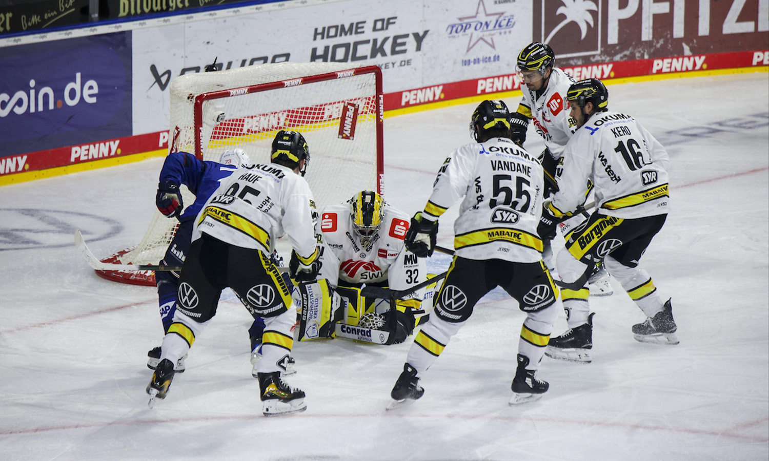 Spielszene zwischen den Adler Mannheim und den Krefeld Pinguinen am 25. September 2026 in der SAP Arena Mannheim