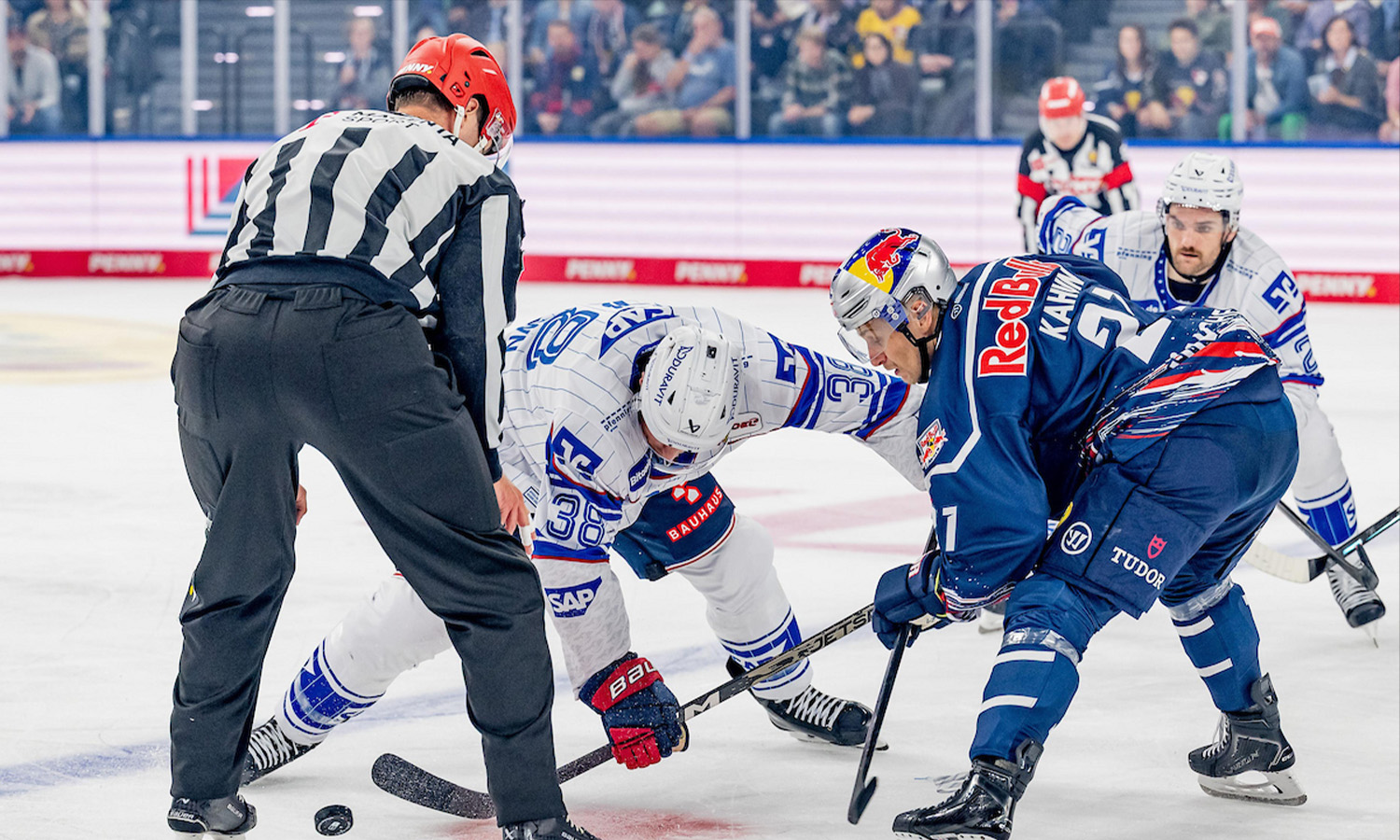 Spielszene zwischen dem EHC Red Bull München und den Adler Mannheim am 18. September 2026 im SAP Garden München