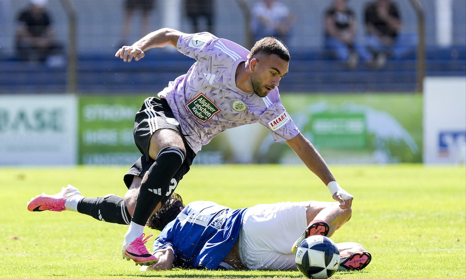 Spielszene zwischen dem VfR Mannheim und dem FC 08 Homburg am 6. September 2026 im Rhein-Neckar-Stadion