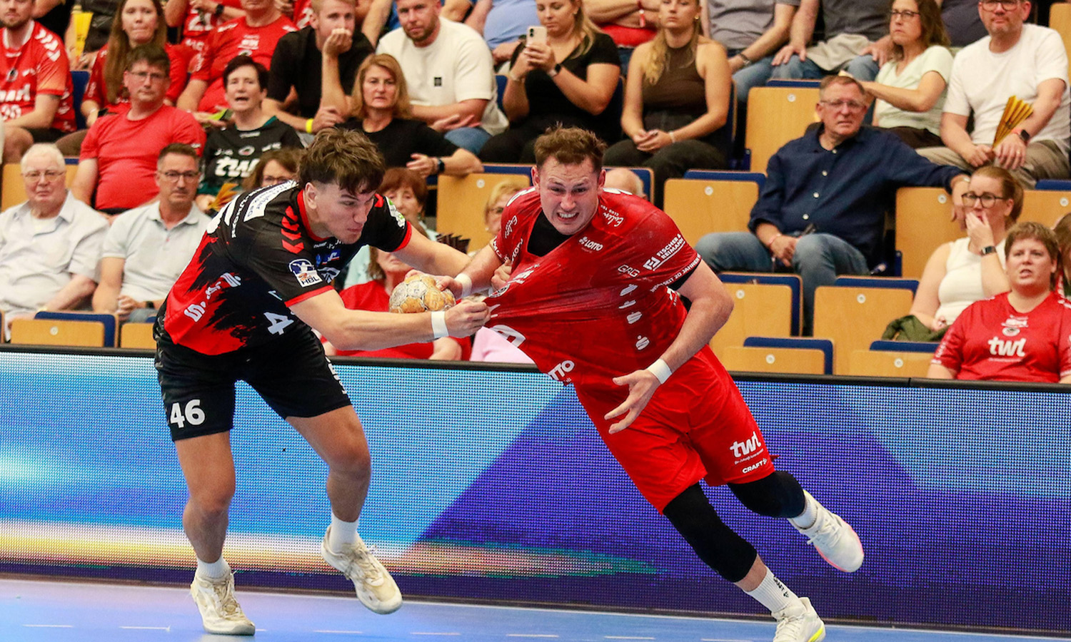 Spielszene zwischen den Eulen Ludwigshafen und der HSG Nordhorn-Lingen am 30. September 2026 in der Friedrich-Ebert-Halle