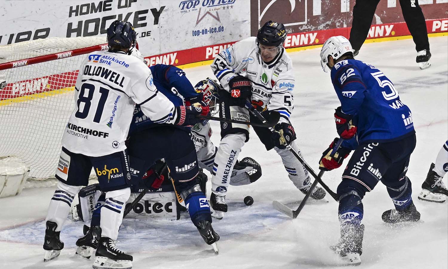 Spielszene zwischen den Adler Mannheim und den Iserlohn Roosters am 1. Oktober 2026 in der SAP Arena Mannheim