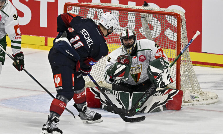 Spielszene zwischen den Adler Mannheim und GKS Tychy am 7. Oktober 2026 in der SAP Arena Mannheim