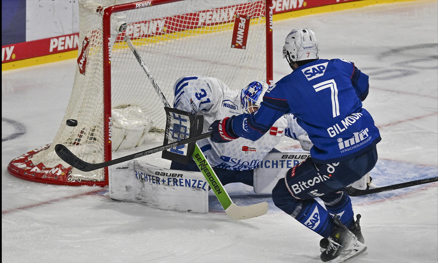 Spielszene zwischen den Adler Mannheim und den Straubing Tigers am 11. Oktober 2026 in der SAP Arena