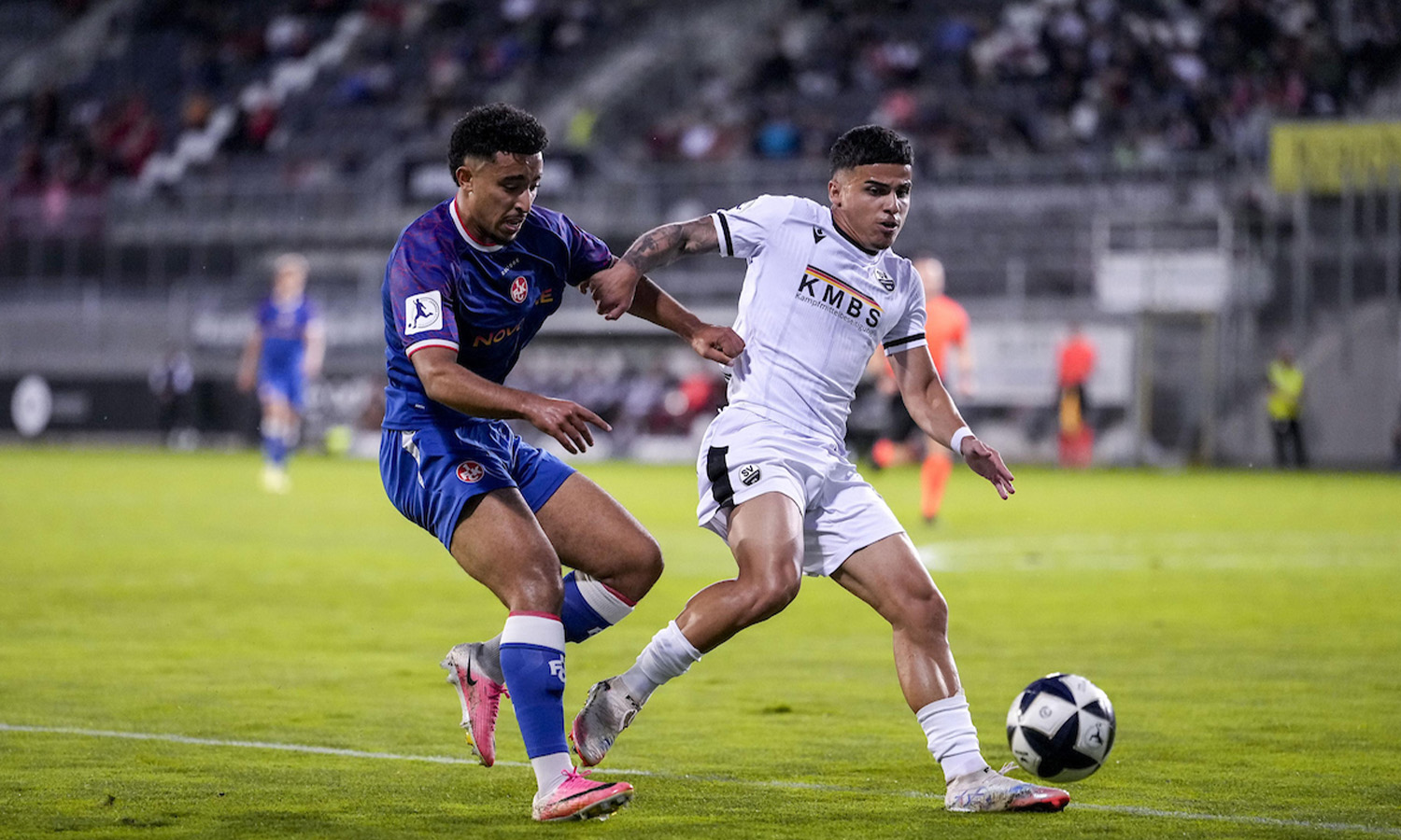 Spielszene zwischen dem SV Sandhausen und dem 1. FC Kaiserslautern II am 2. Oktober 2026 im Stadion am Hardtwald