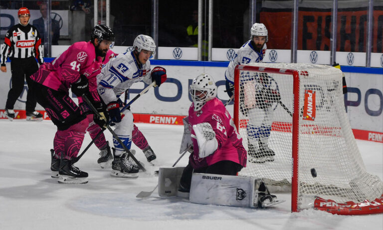 Spielszene zwischen den Grizzlys Wolfsburg und den Adler Mannheim am 4. Oktober 2026 in der Eis Arena Wolfsburg